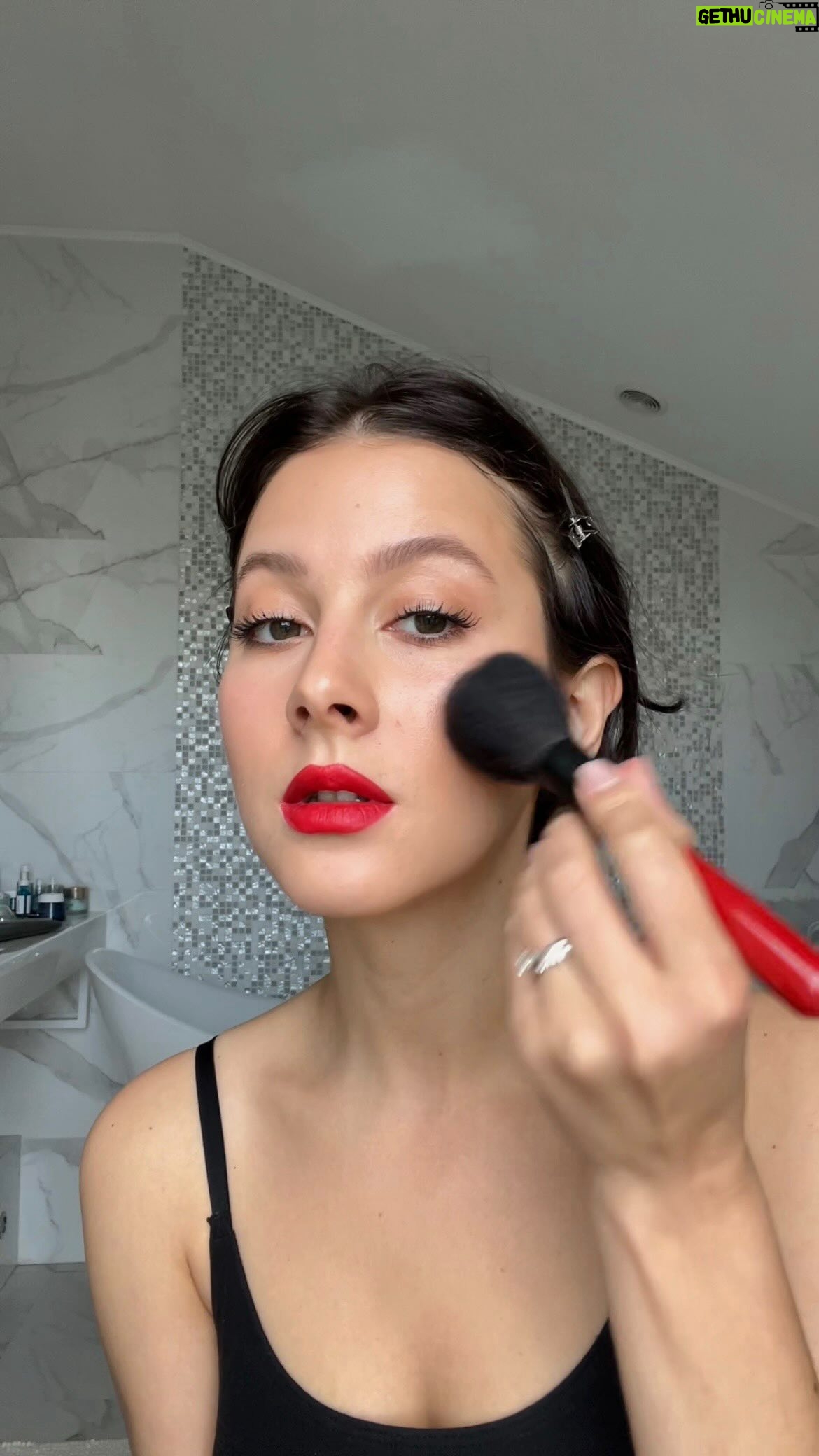 Anastasiya Kozhevnikova Instagram - autumn makeup 🍂 @bobbibrown my love “Intensive Skin Serum Foundation”, bronzing powder @maccosmetics mineralized blush @natashadenona eyeshadow @clarinsusa “Wonder Perfect Mascara 4D” @givenchybeauty “Le Rouge Deep Velvet Lipstick” red lips #autumnmakeup #redlips #givenchy #everydaymakeup