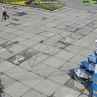 Anastasiya Kozhevnikova Instagram - Я передивляюсь ці відео та намагаюсь уявити цей момент вибуху, його силу, лють, неминучість. Це момент вибуху сьогодні у Вінниці. Подивіться, як навіть за 500 м волна вибуху зносить вікно. Це міг би бути дуже шокуючий фільм… Мабуть, саме так у своїх головах з гнилим мозком це уявляють солдати рф, ніби граючи у гру… Що народжує таких людей? Чому вбивство, насилля стимулює їх йти далі та подовжувати вбивати. Ніби це не люди, а вирощені в тих самих «лабораторіях» виродки, в яких нема зору, гниль в голові, у них нема стуку серця, в них нема душі. Я не можу вірити в те що це люди! ЯК ТАК!? Чому???