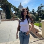 Anastasiya Kozhevnikova Instagram - Перший день у Римі. Ватикан. Неймовірні роботи Мікеланджело, Рафаєля, Караваджо, Леонардо да Вінчі та інших неймовірних метців. Майже ніколи не підписані роботи, так було не прийнято. Замовники, частіше це Папи, іменували все своїм ім‘ям, та і взагалі - гординя, хизуватися своєю роботою, - це гріх 😓 так ось вважалось, ні, так наголошувалось… Собор Святого Петра приголомшив своєю величчю. Будівництво майже 120 років тривало.
