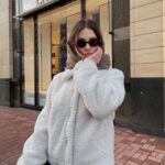 Anastasiya Kozhevnikova Instagram - - О, Ксю, классные очки, дай примеряю) А ещё сфоткай меня пожалуйстаааа☺️ @oksalukyanenko 🤍 Такая знакомая ситуация для нас, да девочки?)