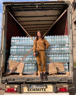 Anastasiya Kozhevnikova Instagram - У нас получилось! 

Вчера  мы доставили 20 000 литров воды в город Герой Николаев! 

Мы с мужем передали воду гуманитарному штабу г. Николаева @svitli.spravy 
который распределит воду местным жителям, врачам и ЗСУ. 

998 неравнодушных людей перечислили свои деньги и более 1500 людей  сделали репост! 
Вся Украина перечисляя деньги передавала слова поддержки из  Харькова, Энергодара, Мариуполя, Донецка, Днепра, Житомира, Львова, Сум, Конотопа, Одессы, Киева, Луганска, Запорожья, Южноукраинска, так же внесли свой вклад жители Европы, США, Канады, Казахстана (простите если кого не упомянула).

Деньги ещё  остались и мы закупим продукты, бытовые товары для Николаева. Ещё одна подписчица предложила выслать таблетки для очистки воды, которые очень необходимы ЗСУ. Я постараюсь найти ещё такие таблетки и закупить их.