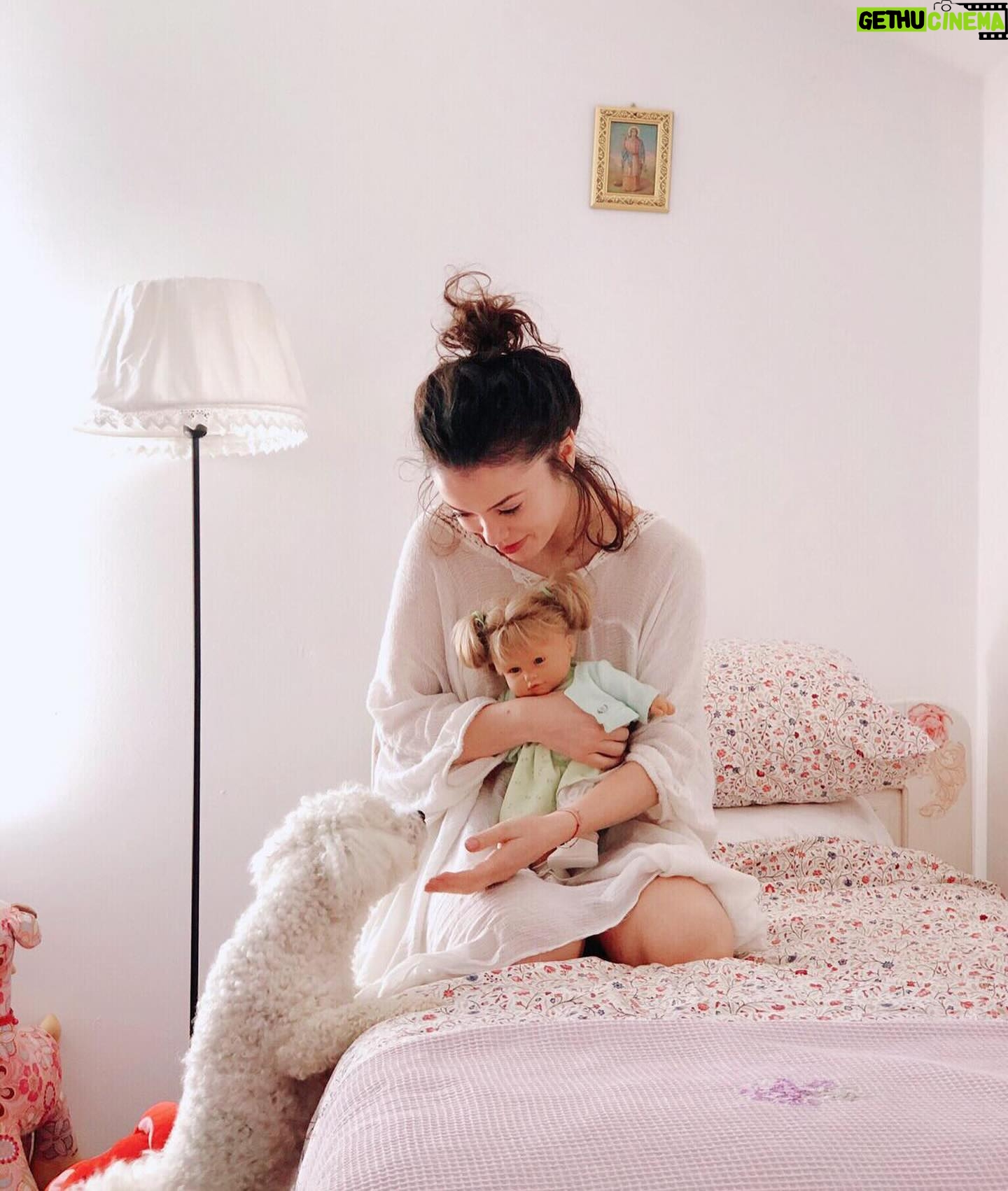 Anca Dumitra - 9.7K Likes - De cand eram mici si ne jucam cu papusile💌