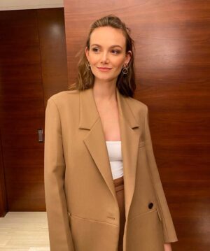 Andi Matichak Instagram - Dream suit 🤎@commission_official

Makeup: @meganlanoux 
Hair: @claraleopard 
Styling: @madelynnrose 
Look by: @commission_official 
Jewelry: @diana_lecompte