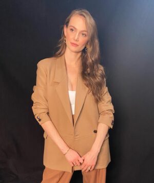 Andi Matichak Instagram - Dream suit 🤎@commission_official

Makeup: @meganlanoux 
Hair: @claraleopard 
Styling: @madelynnrose 
Look by: @commission_official 
Jewelry: @diana_lecompte