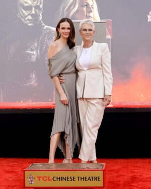 Andi Matichak Instagram - It was surreal and such an honor to be present with this incredible woman at her hand and footprint ceremony at the Chinese Theater the day after the @halloweenmovie premiere. I’ve always felt it’s impossible to encapsulate who Jamie is, but @melaniegriffith said it best, “she is everything everywhere all at once”. You deserve this and so much more @jamieleecurtis 🤍 You inspire us all.