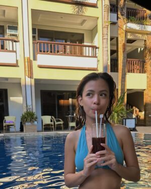 Andi Abaya Instagram - beach therapy ☀️