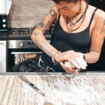 Andi Tóth Instagram - Süss egy almáspitét✔️🥹 Gluttténmentes☝🏽 Bailey segített kicsit🐺🥧🍎