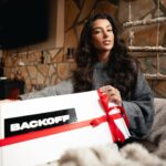 Andi Tóth Instagram – Nem CSAK Valentin napon kell szeresd a párod, hanem egész évben, minden nap éreztesd vele, hogy ő a legfontosabb🖤
A @backoff.hu -nál viszont csak Valentin napra készültünk nektek ilyen halál cuki ajándékcsomaggal, szóval erről viszont ne maradj le😆❣️ Rendelj Február 12-e éjfélig, írd meg nekünk megjegyzésbe, hogy kinek és mit szeretnél beleíratni, és házhoz kapod a cukiságot🥹 Lepd meg a párod, vagy természetesen saját magad💁🏽‍♀️👸🏽🤴🏽 #loveya #valentineday
📸: @imnoframe 🖤