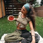 Andi Tóth Instagram - Rég posztoltam bocsánaat, de új hobbiba kezdtem🥹 Sosem voltam nagy növényes, most viszont időt szakítottam a “kertészkedésre” és nagyon büszke vagyok minden kis gyümölcsre, zöldségre, levélre, új hajtásra vagy virágra🪴🌺 Gondoltam megosztom veletek életem első saját eper szüretelését🍓🤤 Természetesen rengeteg dolgot elrontok még, de tanulok belőle, újra kezdem és türelmesen várok🧘🏽‍♀️ Mindez pedig nem sikerülhetne a nálam még türelmesebb tanácsadóim segítsége nélkül hahaha @toth.magdolna1971 @mrs.krisztina.kiss 🥹🪴🖤 Thankyoou🥰 #gardenlove #strawberry #gardening #fruits #vegetables #plants #plantlife #gardenlife