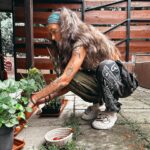 Andi Tóth Instagram – Rég posztoltam bocsánaat, de új hobbiba kezdtem🥹
Sosem voltam nagy növényes, most viszont időt szakítottam a “kertészkedésre” és nagyon büszke vagyok minden kis gyümölcsre, zöldségre, levélre, új hajtásra vagy virágra🪴🌺
Gondoltam megosztom veletek életem első saját eper szüretelését🍓🤤 
Természetesen rengeteg dolgot elrontok még, de tanulok belőle, újra kezdem és türelmesen várok🧘🏽‍♀️ Mindez pedig nem sikerülhetne a nálam még türelmesebb tanácsadóim segítsége nélkül hahaha @toth.magdolna1971 @mrs.krisztina.kiss 🥹🪴🖤 Thankyoou🥰
 #gardenlove #strawberry #gardening #fruits #vegetables #plants #plantlife #gardenlife