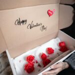 Andi Tóth Instagram – Nem CSAK Valentin napon kell szeresd a párod, hanem egész évben, minden nap éreztesd vele, hogy ő a legfontosabb🖤
A @backoff.hu -nál viszont csak Valentin napra készültünk nektek ilyen halál cuki ajándékcsomaggal, szóval erről viszont ne maradj le😆❣️ Rendelj Február 12-e éjfélig, írd meg nekünk megjegyzésbe, hogy kinek és mit szeretnél beleíratni, és házhoz kapod a cukiságot🥹 Lepd meg a párod, vagy természetesen saját magad💁🏽‍♀️👸🏽🤴🏽 #loveya #valentineday
📸: @imnoframe 🖤