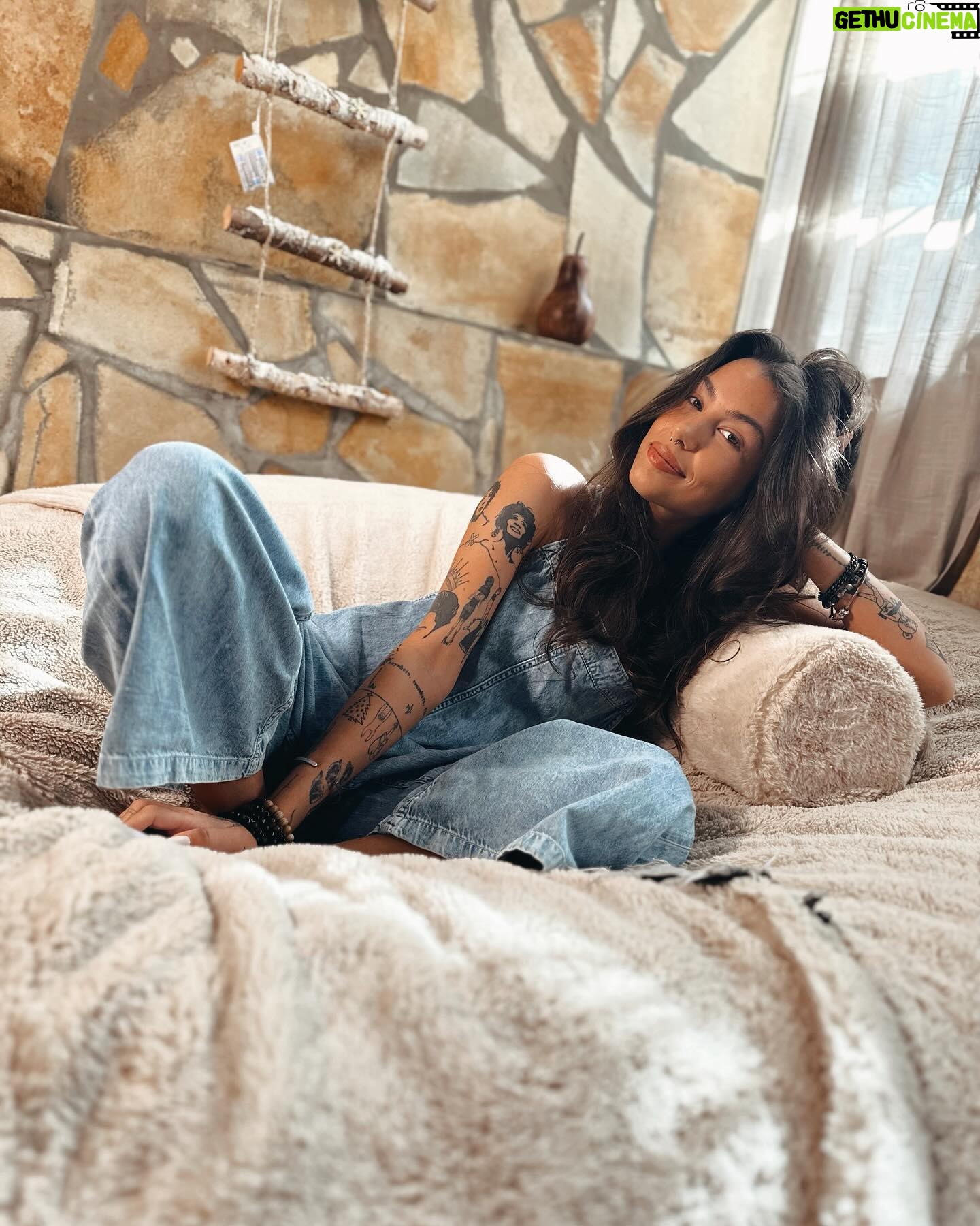 Andi Tóth Instagram - Úgy vártam, hogy szóljak nektek végre🥹 Van egy kis merényletem és úgy látszik végre elkezdhetjük🫡 Tudjátok, hogy szeretek sütni-főzni, én pedig tudom hogy gyakran szeretnétek is azokat a recepteket 🍽️🧁Így hát érkezik a MAX RENDELÜNK sorozat a Youtube csatornámra😍😭🫶🏽 MA 18:00-kor csekkoljátok az első, beköszönő videót, amiben kicsit bővebben is beszélek arról, hogy mi is várható pontosan idén🖤🤗 Természetesen főleg azoknak lesz majd hasznos ez, akik maguk is szerelemnek/hobbinak tartják a konyhában motoszkálást, de azokat a nézőket is várjuk akik csak kíváncsiak, mosolyognának kicsit, vagy csak csorgatnák a nyálukat egy fincsi sütire haha🍰🤤🙂↕️ Várlak ma 18:00-kor, link a bioban🫵🏽 Süssünk-nevessünk🥹 #maxrendelünk