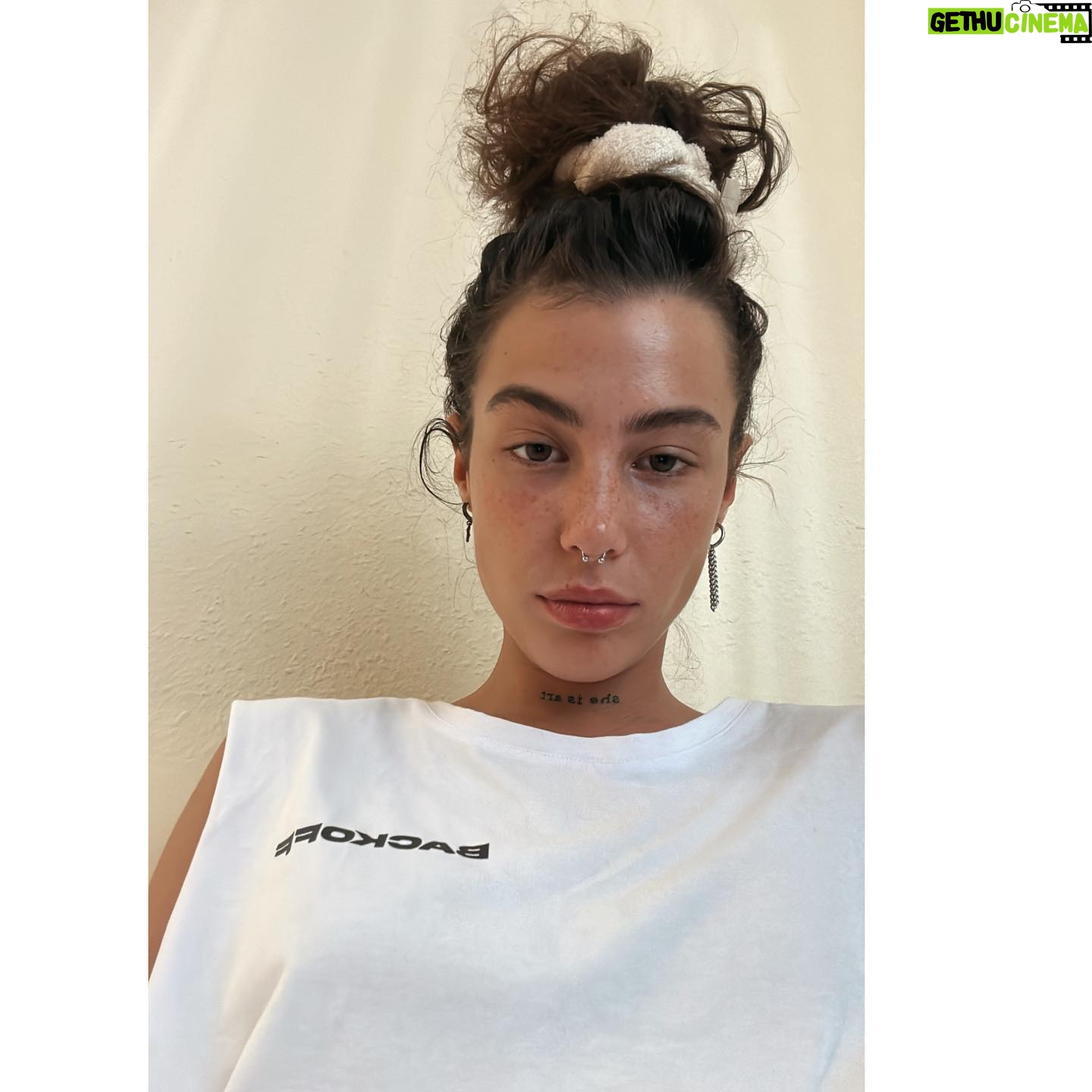 Andi Tóth Instagram - 4 hónap, 3 nap és 10 óra KARÁCSONYIG🥹🎄✨ 🥹 Készülök meglepivel mindenképp🧑🏽🎄 Addig is szeressük egymást még egy kicsit jobban❤️🩹 👉🏽 @backoff.hu 🖤
