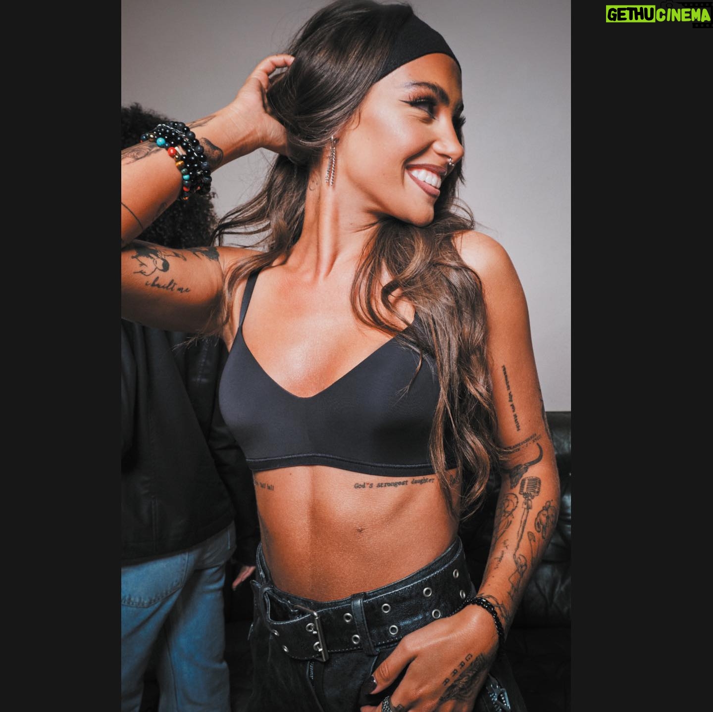 Andi Tóth Instagram - Imádtam a fotózást is, a termékeket pedig még inkább🫠 Köszönöm ezt az élményt @sloggi 🖤 A plakátok egész Európában láthatóak😍, itthon pedig a sloggi üzletekben🖤 #sloggi #reklam #loveit