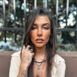 Andi Tóth Instagram - Szeretem a barnát. 🪵 Barna a hajam, barnás a szemem, a bőröm akkor a legboldogabb, ha megpirította kicsit a nap. A sminkben a barna a kedvencem🦌 A ruháim 70%-a pedig a föld rengeteg árnyalatában pompázik. 🦔 A kiskutyám is barnás. 🐶 Bak vagyok♑️ Ami FÖLD jegy. Félek a magasban és úszni sem tudok. Munkacentrikus vagyok és szörnyen kemény, ha csak a bizalmamba nem fogadtalak. Viszont csak egy esélyt kapsz. Sosem felejtek és sosem unatkozom. A haragom a csend, a szeretetem viszont mindent elsöprő. Viszont nagyon kevés lehetőségem van megmutatni. Sőt, annyira vigyázok magamra, hogy nem is adok lehetőséget arra, hogy bánts. Azt hiszem bakabb már nem is lehetek. ♑️ #capricorn