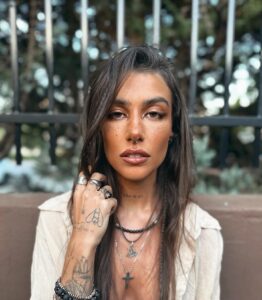 Andi Tóth Instagram - Szeretem a barnát. 🪵 Barna a hajam, barnás a szemem, a bőröm akkor a legboldogabb, ha megpirította kicsit a nap. A sminkben a barna a kedvencem🦌 A ruháim 70%-a pedig a föld rengeteg árnyalatában pompázik. 🦔 A kiskutyám is barnás. 🐶 Bak vagyok♑️ Ami FÖLD jegy. Félek a magasban és úszni sem tudok. Munkacentrikus vagyok és szörnyen kemény, ha csak a bizalmamba nem fogadtalak. Viszont csak egy esélyt kapsz. Sosem felejtek és sosem unatkozom. A haragom a csend, a szeretetem viszont mindent elsöprő. Viszont nagyon kevés lehetőségem van megmutatni. Sőt, annyira vigyázok magamra, hogy nem is adok lehetőséget arra, hogy bánts. Azt hiszem bakabb már nem is lehetek. ♑️ #capricorn