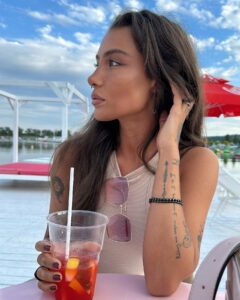 Andi Tóth Instagram - Chilling at @unicornbeach.hu 🦄