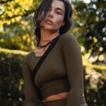 Andi Tóth Instagram – *Sétálj egyet egy erdőben✔️

Huh srácok. A @sloggi új szinteket ütött meg ezzel az anyaggal😳 

Először is a @sloggi Ever Infused CBD kollekció az öngondoskodást helyezi előtérbe🍁 Ezt nagggyon is támogatom. – ki is húztunk egy pontot a listáról👀
– az innovatív, szuperpuha szövet milliiónyi CBD kapszulával van átszőve🫠🌿
-a CBD kapszulák akkor szabadulnak fel a szövetből, ha a bőrödhöz érnek, ezáltal nem hogy kellemes érzetet biztosít, de számomra olyan, mintha nem is lenne rajtam felső😅 Leteszteltem becsszó💁🏽‍♀️☝🏽
Imádommm🫠 #sloggi #reklam #cbd
