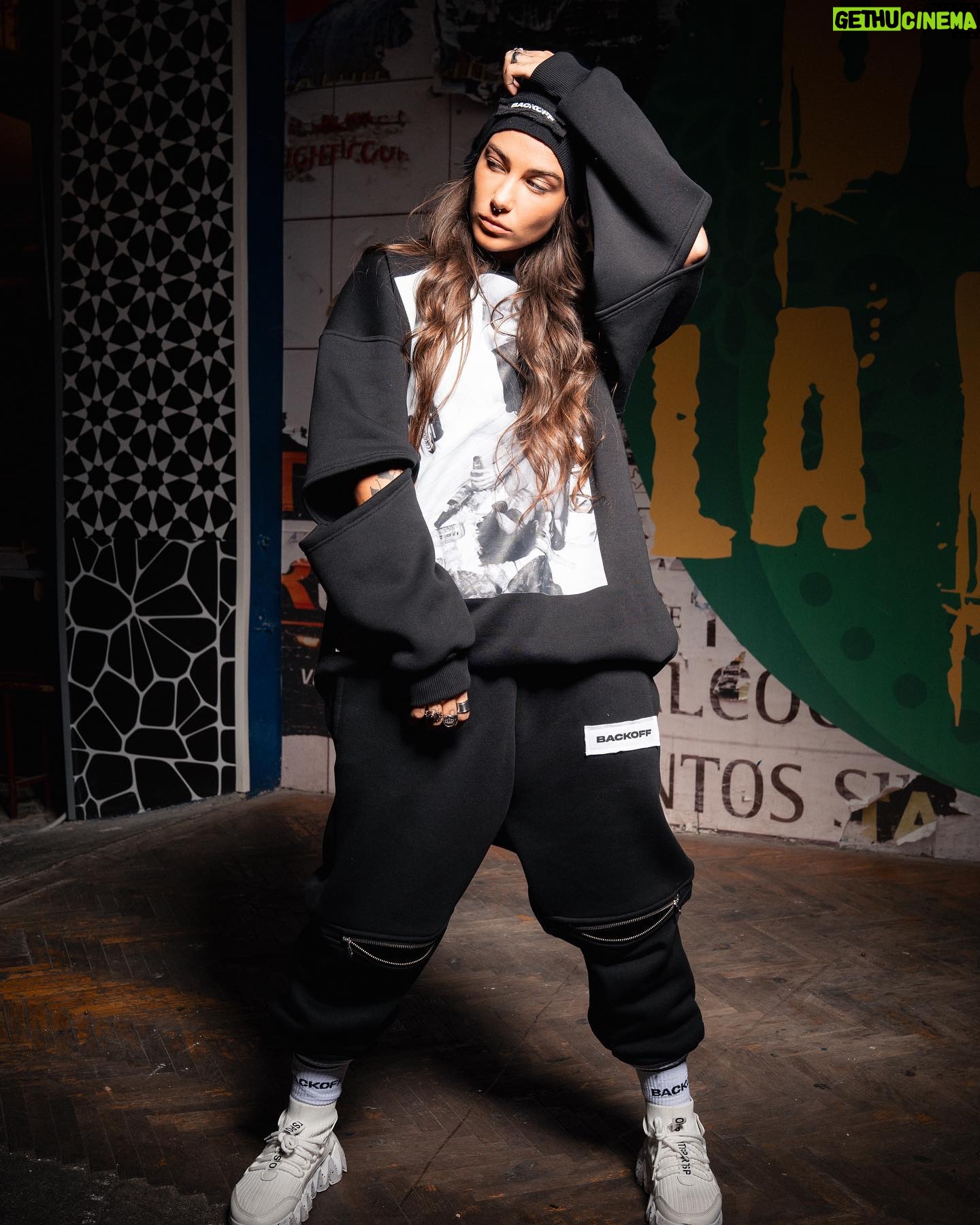 Andi Tóth Instagram - MEGJELENT A 2. DROP!🏴🤩 A Griff Webshopban megtaláljátok a legújabb ruhadarabokat! Jó shoppingolááást!🛍️ Kinek melyik a kedvence?🥹 #backoff #beoriginal