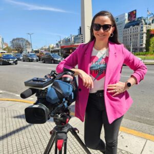 Andrea Aristegui Instagram - A 2 días de las elecciones generales en Argentina, seguimos recorriendo Buenos Aires para entregarles todos los detalles de este importante proceso! 🇦🇷🎤🗳. Nos encontramos en @meganoticiascl 💪