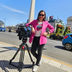 Andrea Aristegui Instagram - A 2 días de las elecciones generales en Argentina, seguimos recorriendo Buenos Aires para entregarles todos los detalles de este importante proceso! 🇦🇷🎤🗳. Nos encontramos en @meganoticiascl 💪