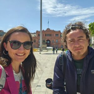 Andrea Aristegui Instagram - A 2 días de las elecciones generales en Argentina, seguimos recorriendo Buenos Aires para entregarles todos los detalles de este importante proceso! 🇦🇷🎤🗳. Nos encontramos en @meganoticiascl 💪