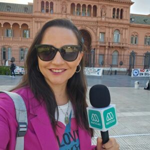 Andrea Aristegui Instagram - A 2 días de las elecciones generales en Argentina, seguimos recorriendo Buenos Aires para entregarles todos los detalles de este importante proceso! 🇦🇷🎤🗳. Nos encontramos en @meganoticiascl 💪