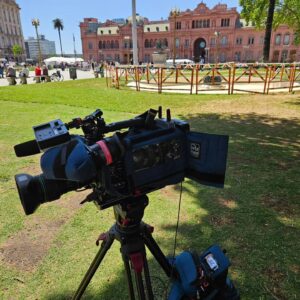 Andrea Aristegui Instagram - A 2 días de las elecciones generales en Argentina, seguimos recorriendo Buenos Aires para entregarles todos los detalles de este importante proceso! 🇦🇷🎤🗳. Nos encontramos en @meganoticiascl 💪