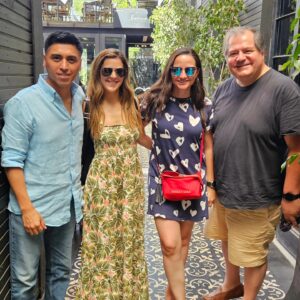 Andrea Aristegui Instagram - Excelente almuerzo con grandes amigos @sole.aguero.g @juanloncomilla @tv_mauricio. Entre tanta conversa casi no sentimos los 34.6° 😅🥵