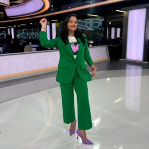 Andrea Aristegui Instagram - Aunque queremos seguir zapateando, hay que volver al trabajo! Y qué mejor que hacerlo con un tremendo equipo como el de @meganoticiascl 🤗🤗🤗
Mención especial para mis queridas 
@nelilovon 💇‍♀️
@kamilifer 👗
@antoniamakeupvg 💄📷