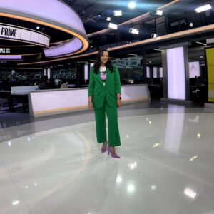 Andrea Aristegui Instagram - Aunque queremos seguir zapateando, hay que volver al trabajo! Y qué mejor que hacerlo con un tremendo equipo como el de @meganoticiascl 🤗🤗🤗
Mención especial para mis queridas 
@nelilovon 💇‍♀️
@kamilifer 👗
@antoniamakeupvg 💄📷