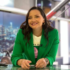 Andrea Aristegui Instagram - Aunque queremos seguir zapateando, hay que volver al trabajo! Y qué mejor que hacerlo con un tremendo equipo como el de @meganoticiascl 🤗🤗🤗
Mención especial para mis queridas 
@nelilovon 💇‍♀️
@kamilifer 👗
@antoniamakeupvg 💄📷