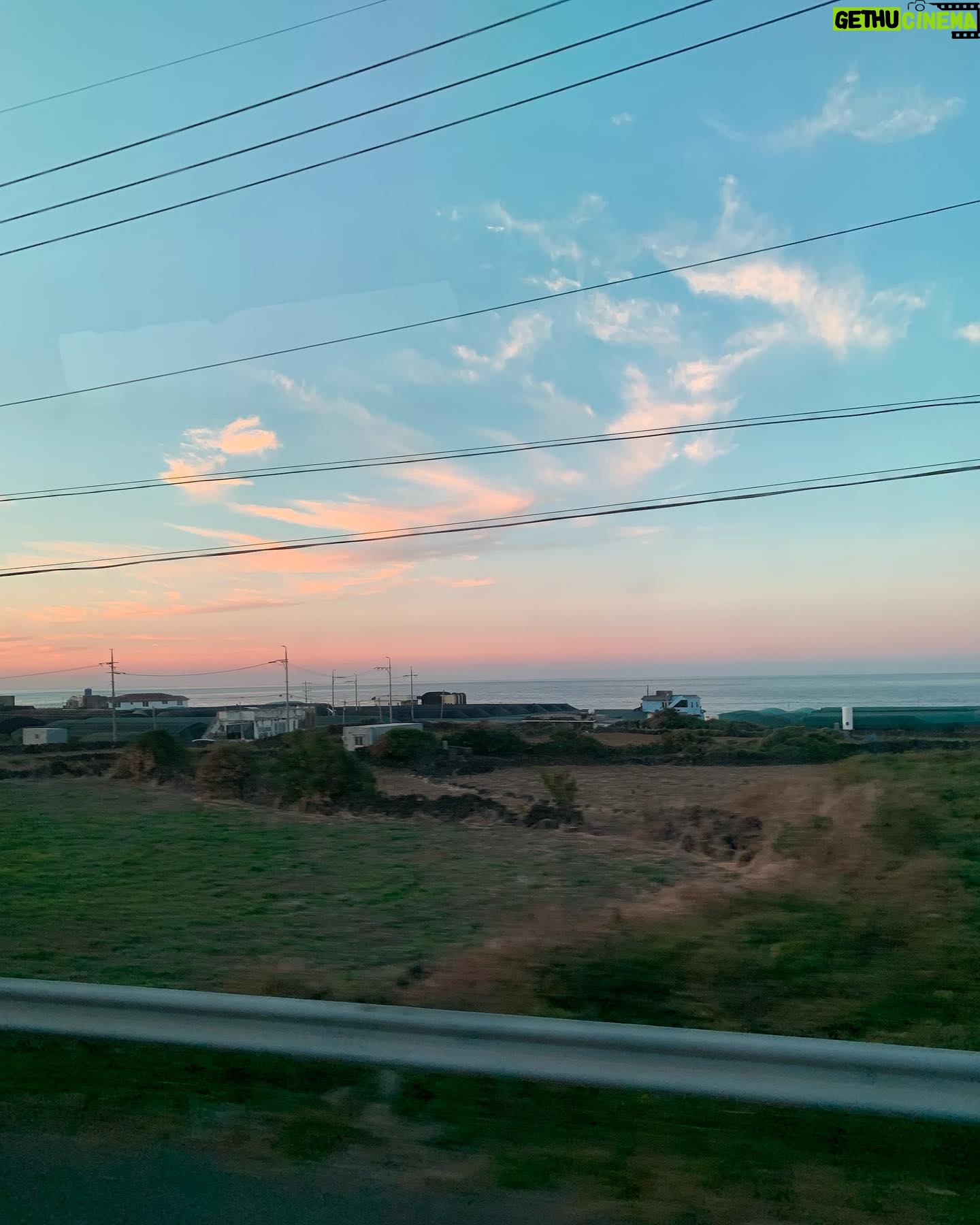 Andrea Bang - 3.2K Likes - Chasing sunsets 🌅
Old photos but dreaming of these colours. Can anyone guess where these 2 places are? And people guessed it! Jeju Island (Korea) & San Diego (Pacific Beach and La Jolla 🏝️)
Sunset recommendations around the world are welcome!