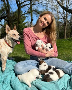 Andrea Boehlke Instagram - Heck yaaaa it’s my birthday surrounded by baby animals, fam and friends! Love you all and here’s to 34 babyyyyyy 🤩