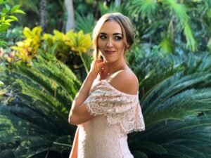 Andrea Bowen Instagram - Had a terrible night’s sleep last night so here’s a picture of me  feelin’ a hell of a lot better than I do today.