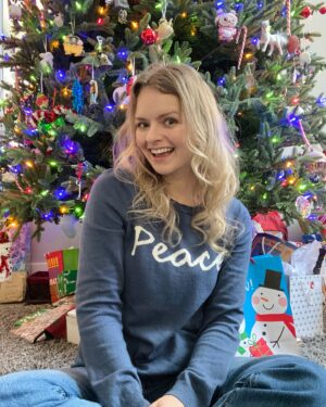 Andrea Brooks Instagram - Hope it’s a holly jolly one! Xox 🎄✌️