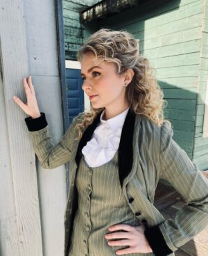 Andrea Brooks Instagram - Looking *forward* to all the stories we get to tell in SEASON 🔟 of @wcth_tv! Thank you @hallmarkchannel, the entire team, and to all the #hearties for tuning in for the past… decade(‼️). Can’t wait to get back to Hope Valley. Let’s do this! 💚 xox