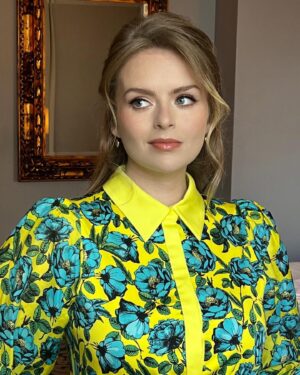 Andrea Brooks Instagram - 🌼One last snap from last week because I’ve missed dressing up and going out! 🌼
📸💄 @sashaborax 
💇🏼‍♀️ @lucy_gedjeyan 
👗 @aliceandolivia
🎉 @hallmarkchannel