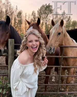 Andrea Brooks Instagram - Horsing around. 🐎 

📸/💄 @deneandale
💇🏼‍♀️ @jt.stylist 
💡 @atranproductions 
🎤 @deidrebehar 
📰 @entertainmenttonight