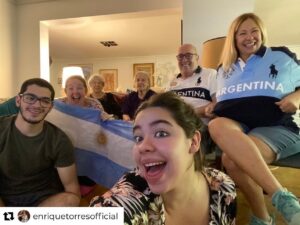 Andrea Del Boca Instagram - VAMOS ARGENTINAAAAAAA
CARAJOOOOOOOOOOOOOO🇦🇷🇦🇷🇦🇷🇦🇷🇦🇷🇦🇷🇦🇷

#messi #leomessi #vamosargentina 

@leomessi @antonellarocuzzo

Ya estamos preparados. Jueguen, chicos, aqui hay aguante!!! Vamos!