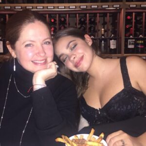 Andrea Del Boca Instagram - Hace 23 años, mientras  LuisMi cantaba Sueña, te mire a los ojos por primera vez. En ese instante conocí  el amor incondicional. Te admiro, respeto, acompaño, aprendo de vos y a tu lado, SOS UNA GRAN MUJER.!!
Viniste a este mundo con una misión. 
Que tus sueños sean tus logros en la vida. 
Gracias por elegirme como tu mamá. Gracias por enseñarme a ser mamá. 
Te amo con el alma.!!
Felices 23 Anna❣️❣️