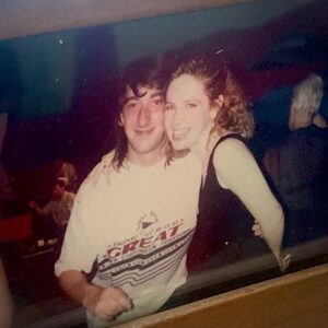 Andrea Del Boca Instagram - Esta foto fue del fin de rodaje de Perla Negra, 1995. Fueron tantos años de reír juntos, de trabajar mucho. Gracias por cuidarme las espaldas cuando salíamos a bailar. 

Volá alto Robertino. Te quiero por siempre 💔🕊️