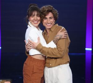Andrea Guasch Instagram - Nana Triste con mi querido @raoulvazquez. ✨🌹
Gracias por regalarme esta actuación y a @tucaramesuena por hacerlo posible. 

@gestmusic 
@antena3com 
Fotones de @joseirun_fotografia 
Temazo de @natalialacunza y @guitarricadelafuente