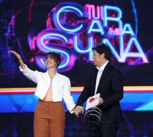 Andrea Guasch Instagram - Nana Triste con mi querido @raoulvazquez. ✨🌹
Gracias por regalarme esta actuación y a @tucaramesuena por hacerlo posible. 

@gestmusic 
@antena3com 
Fotones de @joseirun_fotografia 
Temazo de @natalialacunza y @guitarricadelafuente