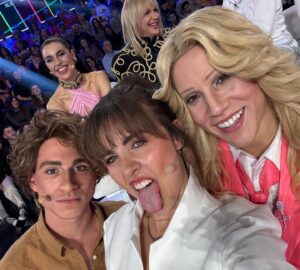 Andrea Guasch Instagram - Nana Triste con mi querido @raoulvazquez. ✨🌹
Gracias por regalarme esta actuación y a @tucaramesuena por hacerlo posible. 

@gestmusic 
@antena3com 
Fotones de @joseirun_fotografia 
Temazo de @natalialacunza y @guitarricadelafuente