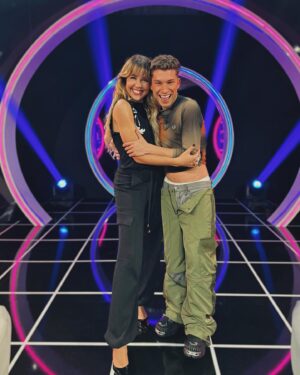 Andrea Guasch Instagram - Me hace muchísima ilusión contaros que vuelvo a la que fue mi casa durante tantos meses el año pasado. Además lo hago de la mano de un gran amigo al que quiero y admiro tanto. 
Gracias @raoulvazquez por invitarme a cantar y a jugar contigo esta canción que tanto me emociona. Qué buen concurso estás haciendo y qué buen elenco hay esta temporada. 
A @tucaramesuena gracias por abrirme las puertas de nuevo, me quedaría con vosotros toda la vida, ya lo sabéis. 
Y por supuesto gracias a @gestmusic por confiar en mi una vez más y en cuidarme tan bien como lo hacéis. 🩷 
Este viernes 3 de mayo lo podréis ver en @antena3com y para los que no podáis esperar, ya está disponible en @atresplayer)