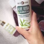 Andrea Kerestešová Instagram - Ja viem, je “SKORO” leto 🤣…(keď som to točila boli tropy 🤣). Dobre vieme, že prázdninové a výletový čas má aj svoje “riziká”. Podráždená pokožka, opruzeniny, štípance, či spálenie od slnka. @purityvision má na svojom eshope cenovo výhodný SET NEZBYTNOSTÍ NA CESTY, ktorý samozrejme využijete celoročne doma, na chalupe, výlete, či dovolenke pri mori. Celá rodina. Od miminiek až po starkých rodičov. V tom je kosmetika #purityvision úžasná, je totiž vhodná pre všetky vekové kategórie, aj pre tu najcitlivejšiu pokožku. Doprava je teraz zdarma a POZOR, pri nákupe nad 1 290 Kč, dostanete DARČEK 🎁 levandulovú, růžovú, alebo harmančekovú vodu. Krásny čas Vám prajem, nech ste kdekoľvek 🫶 #spoluprace #purityvision #prirodnikosmetika #nontoxic #cestovani