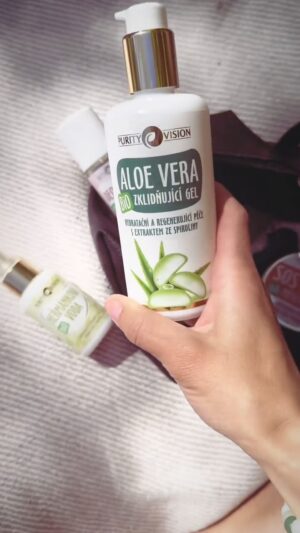 Andrea Kerestešová Instagram - Ja viem, je “SKORO” leto 🤣…(keď som to točila boli tropy 🤣). Dobre vieme, že prázdninové a výletový čas má aj svoje “riziká”. Podráždená pokožka, opruzeniny, štípance, či spálenie od slnka. @purityvision má na svojom eshope cenovo výhodný SET NEZBYTNOSTÍ NA CESTY, ktorý samozrejme využijete celoročne doma, na chalupe, výlete, či dovolenke pri mori. Celá rodina. Od miminiek až po starkých rodičov. V tom je kosmetika #purityvision  úžasná, je totiž vhodná pre všetky vekové kategórie, aj pre tu najcitlivejšiu pokožku. 
Doprava je teraz zdarma a POZOR, pri nákupe nad 1 290 Kč, dostanete DARČEK 🎁 levandulovú, růžovú, alebo harmančekovú vodu. 

Krásny čas Vám prajem, nech ste kdekoľvek 🫶

#spoluprace #purityvision #prirodnikosmetika #nontoxic #cestovani