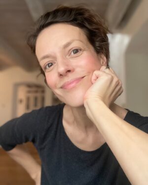 Andrea Kerestešová Instagram - A čo keď tým najväčším úspechom, nie je 1.miesto v rebríčku hitparády, sledovanosti, pochvál, cien, či titulov? Čo keď je najväčší úspech, dobrý život a Tvoj pocit v ňom? Čo keď je úspech kvalitný spánok, zdravie, rodina, domov, vzťahy, či láska v obyčajnosti. Čo keď všetko, čo nás hodnotí, nemá aj tak žiadnu cenu? Možno áno, možno nie. A možno niečo medzi tým. 
Pekný deň, moji milí, nech je Vám dobre v ňom. 

#photooftheday #home #love #family