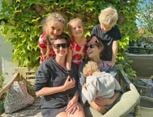 Andrea Kerestešová Instagram - Je jen pár přátelství…co přetrvají v čase. 
V dobrých i těch horších dnech. V slunečných paprscích i během bouřek, kdy nikdy není jasný…jestli nastane znovu to souznení. Leni já to počítala, je to 17-18let! Moje první kámoška v Čechách. A já Ti děkuju, že jsi 🫶 jako fakt. Mám Tě moc ráda, i celou Tvoji báječnou rodinu 🤍 

#vyznani #pratelstvi #spolu #holky #rodina #deti